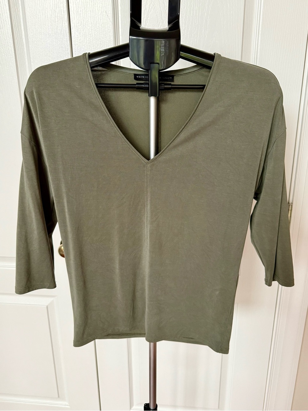 White House Black Market Muted Olive Green V‑Neck 3/4 Sleeves Top Size XS💚